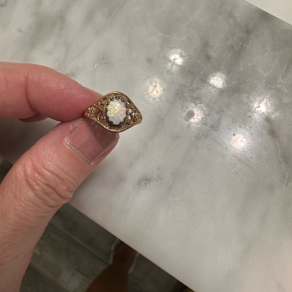 Elegant Gold Opal Ring - Picture 2 of 6
